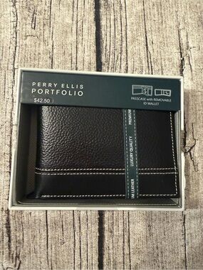 NWT! Perry Ellis men’s premium leather wallet and valet. In box, ready to gift!